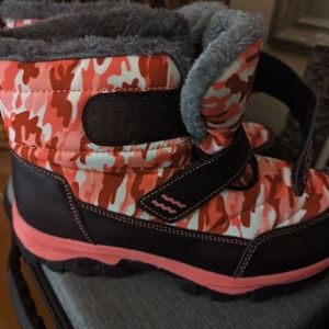 Brand new snow boots for kid. Excellent condition